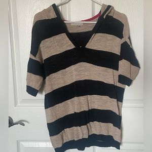 Thin, hooded, short sleeve sweater.